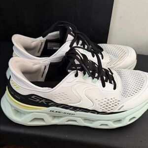 Skechers Women's White and Black Glide Step Sneakers